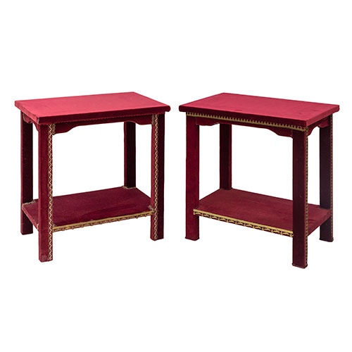 Sub.:29 - Lote: 241 -  Pareja de mesas rojas tapizadas en terciopelo