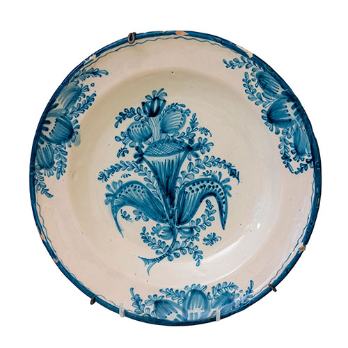 Sub.:29 - Lote: 1286 -  Plato en cermica decorada con motivos florales en azul