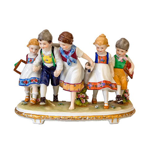 Sub.:29 - Lote: 1307 -  Grupo en porcelana de cinco a�os camino del colegio