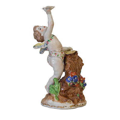 Sub.:29 - Lote: 1305 -  Cupido con una paloma en porcelana pintada