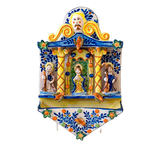 Sub.:29 - Lote: 1313 -  Aguabenditera en cer�mica con personajes en relieve y pintados. San Joaqu�n, Santa Ana y la Virgen Ni�a