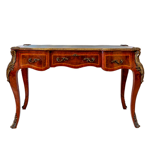 Sub.:29 - Lote: 366 -  Mesa de estilo Luis XV de escritorio con tres cajones en cintura, tapa de cuero y aplicaciones en bronce.