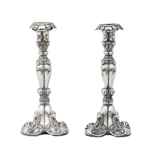 Sub.:29 - Lote: 1333 -  Pareja de candeleros en plata con contrapeso de plomo soldado.