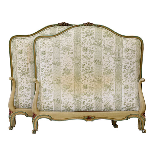 Sub.:29 - Lote: 395 -  Dos camas estilo Luis XV policromadas. Cabeceros tapizados. Completas con largueros.