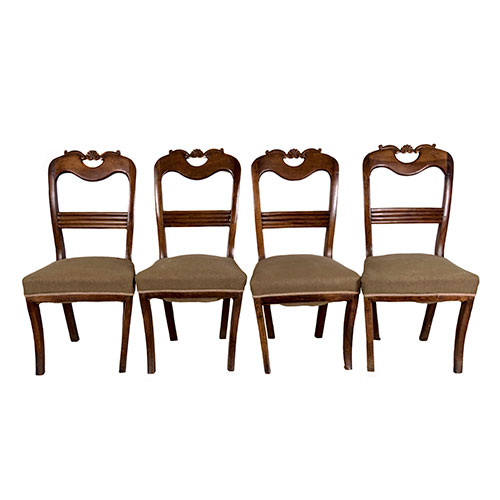 Sub.:29 - Lote: 1263 -  Conjunto de seis sillas en madera de nogal con patas de sable y respaldo tallado y calado