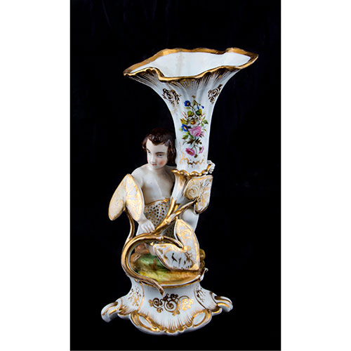 Sub.:29 - Lote: 156 -  Jarrn de porcelana con figura de nio y cuerno de la abundancia, s. XIX.