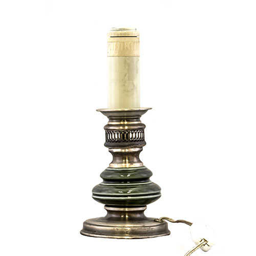 Sub.:3-On - Lote: 153 -  Peque�a l�mpara de sobremesa en metal plateado y cer�mica verde vidriada.