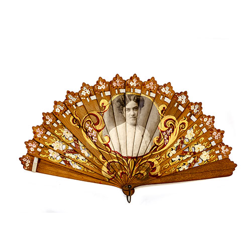 Sub.:3-On - Lote: 303 -  Abanico con varillaje en madera tallada y patinada, y fotograf�a de dama adherida al pa�s.