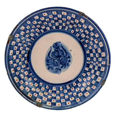 Sub.:3-On - Lote: 308 -  Plato en cer�mica esmaltada. Con decoraci�n mon�croma azul sobre fondo de engobe blanco. Ajedrezado en el ala y figura central abstracta.