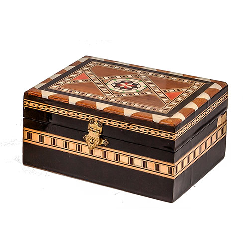 Sub.:3-On - Lote: 214 -  Caja cuadrada en madera con trabajo de marqueter�a granadina, emulando modelos isl�micos.