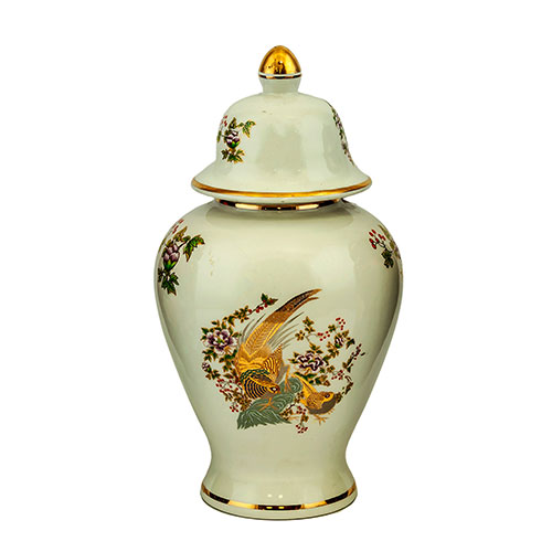 Sub.:3-On - Lote: 332 -  Peque�o tibor en porcelana con tapa. Motivos figurativos de pavos reales.