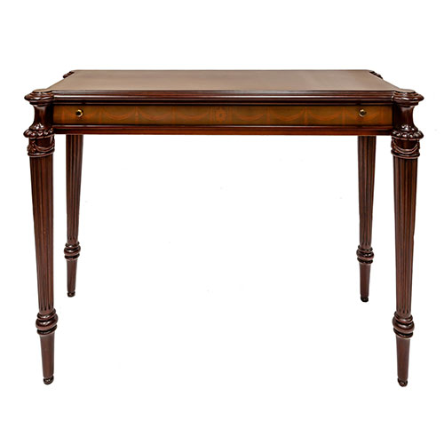 Sub.:3-On - Lote: 5 -  Mesa consola con caj�n en cintura y patas tipo Luis XVI. Tapa de crisal. Una pata consolidada.