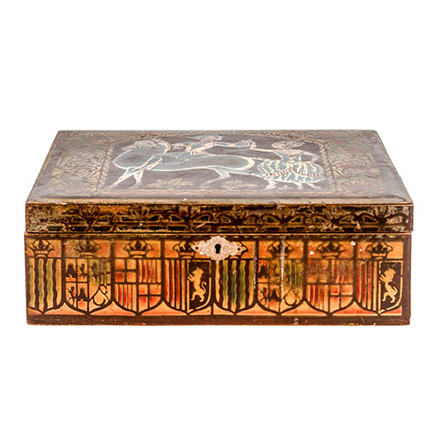 Sub.:3-On - Lote: 221 -  Joyero en madera con cristal interior. Con motivo central de escena galante enmarcada por decoraci�n vegetal dorada en estilo Dec� en la tapa, y motivos her�ldicos al frente. Con llave, ca. 1920-1940.