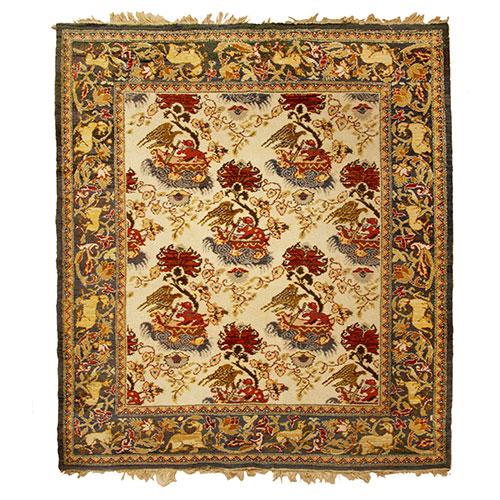 Sub.:3-On - Lote: 104 -  Alfombra de nudo espa�ol con decoraci�n chinosserie. Orla exterior con motivos zoomorfos y vegetales en una cenefa y campo con repetici�n de escenas orientales de aves y leones foo.