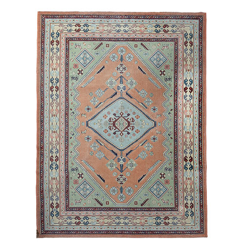 Sub.:3-On - Lote: 111 -  Alfombra tipo turco con motivo central simplificado de herat� y orla exterior m�ltiple con decoraci�n central de boteh de borde. Detalles de animales y motivos geometrizados a la manera de Anatolia o Armenia. Moderna.