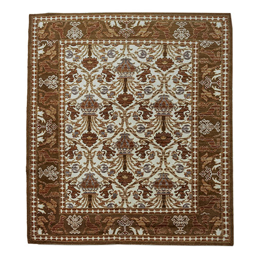 Sub.:3-On - Lote: 101A -  Alfombra de nudo espa�ol en ocre y crudo, con orla exterior a base de zorros, jarrones y �guilas reales, y decoraci�n de campo con la repetici�n del motivo del jarr�n cl�sico flanqueado por dos leones. De corte neocl�sico.