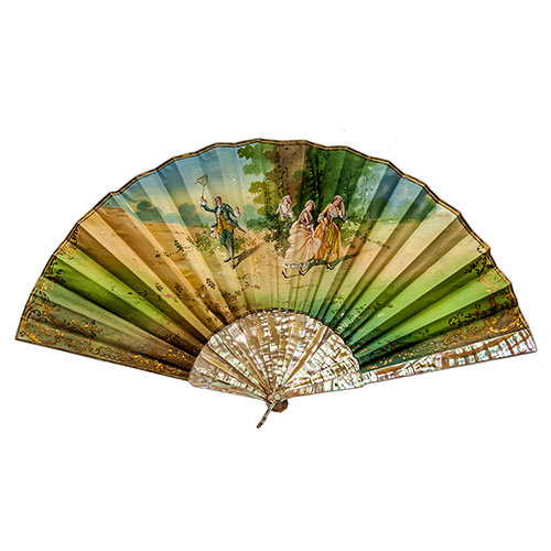 Sub.:3-On - Lote: 302 -  Abanico con varillaje de n�car con pa�s de tela pintada por ambos lados con escenas galantes enmarcadas por ribetes dorados.