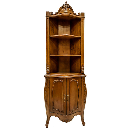 Sub.:3-On - Lote: 67 -  Mueble rinconera con tres alturas y dos puertas en la parte inferior.