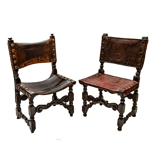 Sub.:3-On - Lote: 92 -  Pareja de sillas r�sticas de S.XVIII, realizadas en cuero, estilo frailero. Con desperfectos.