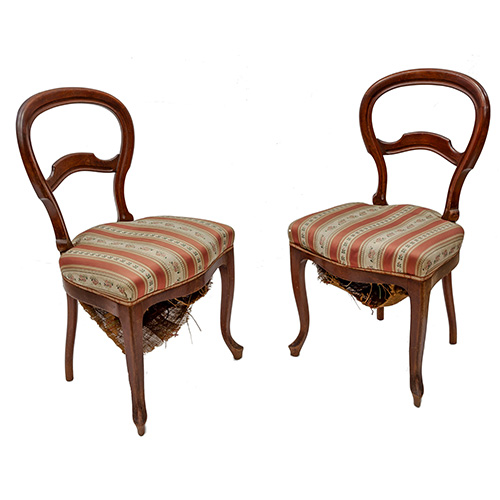 Sub.:3-On - Lote: 1 -  Pareja de sillas isabelinas en madera de caoba con tapizado a rayas.