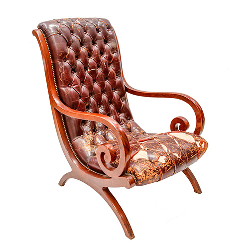 Sub.:3-On - Lote: 22 -  Sill�n capiton� con tapicer�a de cuero con desperfectos en la piel.