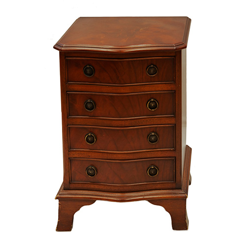 Sub.:3-On - Lote: 38 -  Mesilla de noche de cuatro cajones en madera tallada con tiradores de bronce.