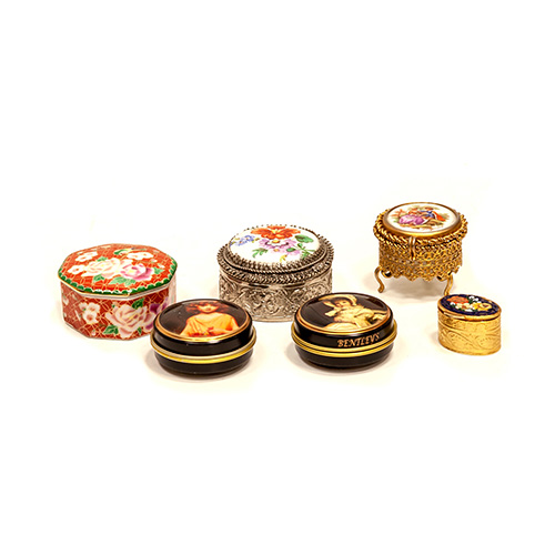 Sub.:3-On - Lote: 217 -  Lote de seis pastilleros. Dos en metal con retratos de ni�as, tres en metal y porcelana con decoraci�n floral y escena galante y uno en porcelana con decoraci�n floral de estilo oriental.