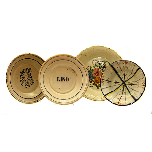 Sub.:3-On - Lote: 310 -  Lote de cuatro platos en cer�mica con decoraciones policromas sobre fondo de engobe blanco. S. XIX. Con pelo y uno con grapa.