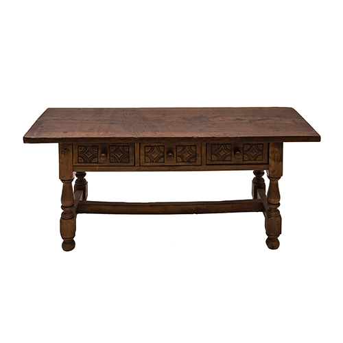 Sub.:3-On - Lote: 69 -  Mesa r�stica baja en madera tallada con tres cajones. S. XX.