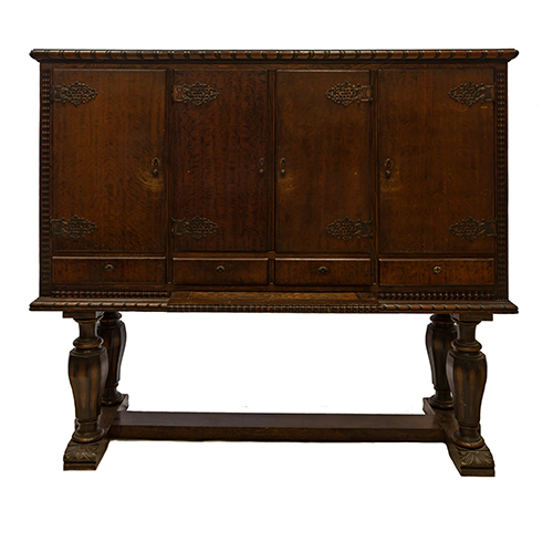 Sub.:3-On - Lote: 25 -  Aparador de cuatro puertas con bisagras ornamentales de estilo ingl�s con patas facetadas unidas por chambrana .