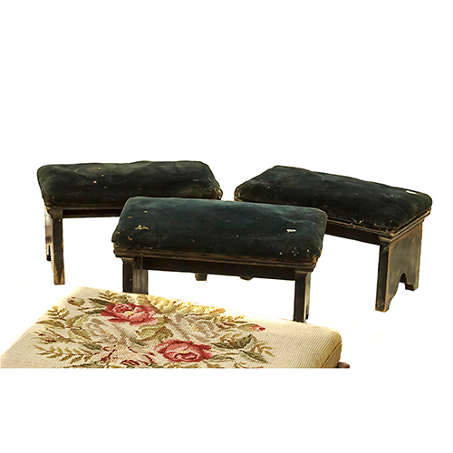 Sub.:3-On - Lote: 73 -  Tres peque�os escabeles plegables en madera y tapizados en negro.