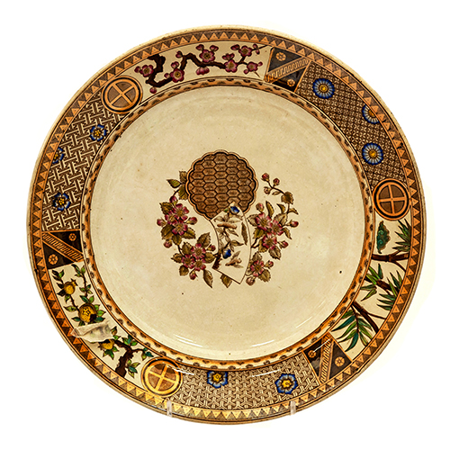 Sub.:3-On - Lote: 306 -  Plato en cer�mica con decoraci�n oriental en marr�n.