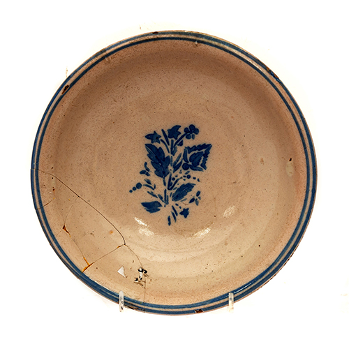 Sub.:3-On - Lote: 307 -  Plato en cer�mica con decoraci�n vegetal en azul sobre fondo de engobe blanco. Consolidado.