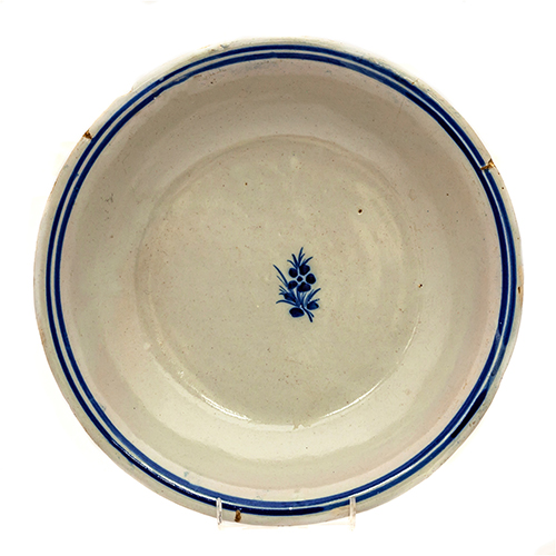 Sub.:3-On - Lote: 305 -  Plato en cer�mica con decoraci�n azul sobre fondo de engobe blanco.