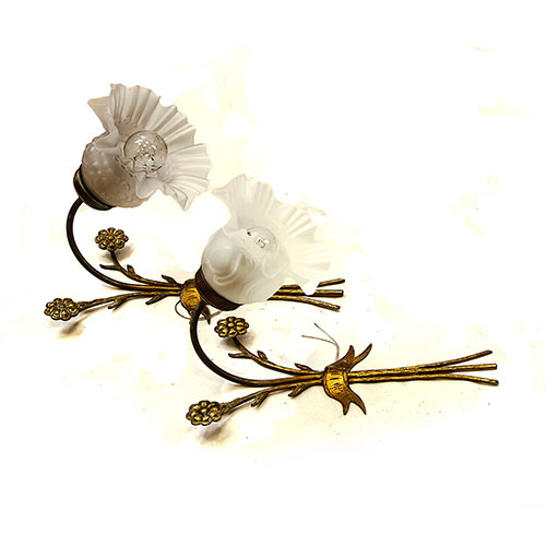 Sub.:3-On - Lote: 127 -  Pareja de apliques de una luz en bronce dorado con flores. Con tulipas diferentes.