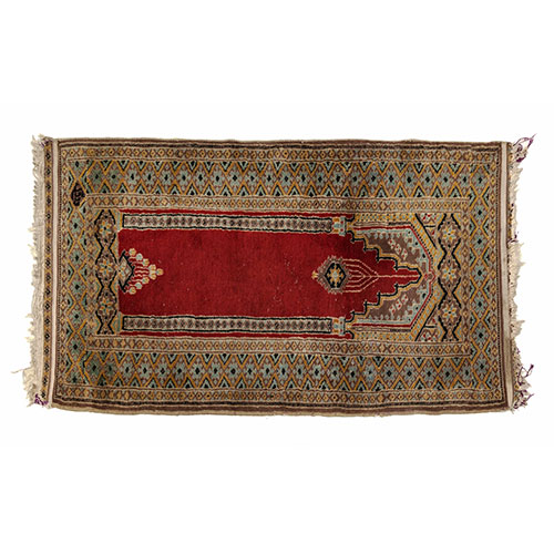 Sub.:3-On - Lote: 108 -  Alfombra persa de oraci�n con elemento arquitect�nico sobre fondo rojo como motivo de campo enmarcado por tres franjas de borde de car�cter geom�trico.