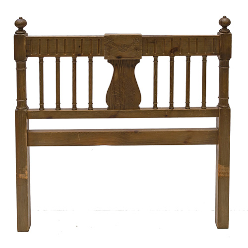 Sub.:3-On - Lote: 33 -  Cabecero en madera tallada con guirnalda floral.