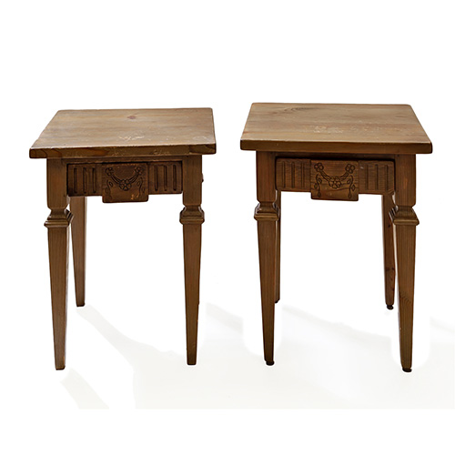 Sub.:3-On - Lote: 31 -  Pareja de mesillas en madera de pino tallada con guirnalda floral y caj�n en cintura.