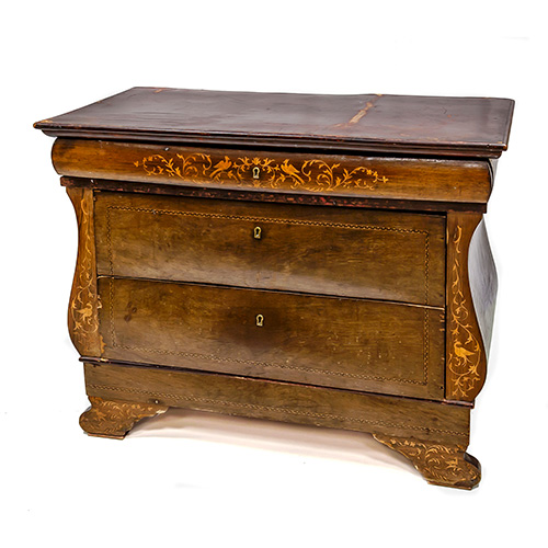 Sub.:3-On - Lote: 36A -  Peque�a c�moda estilo isabelino mallorqu�n en nogal con marqueter�a de limoncillo con aves, roleos vegetales y cajones enmarcados perimetralmente .Costados abombados