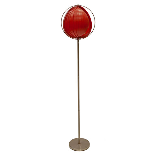 Sub.:3-On - Lote: 136 -  L�mpara de pie estilo Moon siguiendo el dise�o Verner Panton, en metal plateado con pantalla plegable en pl�stico rojo. En perfecto estado.