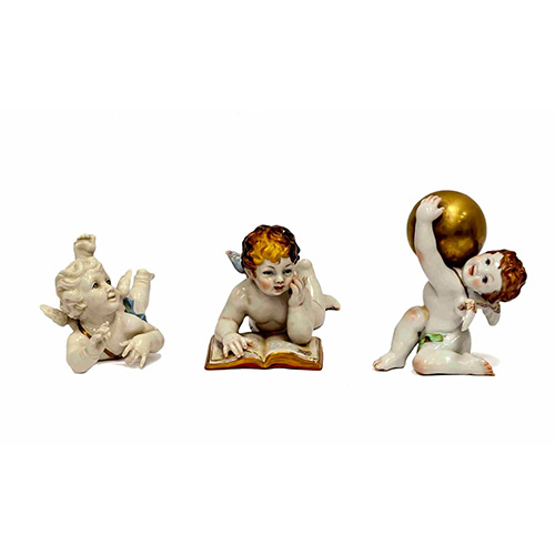 Sub.:3-On - Lote: 337 -  Lote de tres puttis en porcelana con detalles policromados.