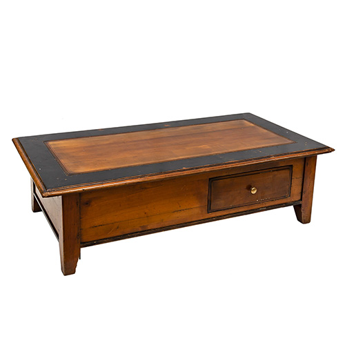 Sub.:3-On - Lote: 20 -  Mesa baja de centro en madera de cerezo con dos cajones en cintura. Desgastes.