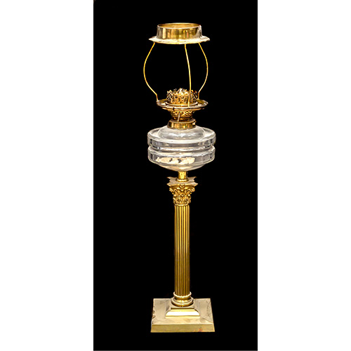 Sub.:3-On - Lote: 138 -  Quinqu� de mesa en lat�n dorado con fuste en forma de columna de orden corintio.