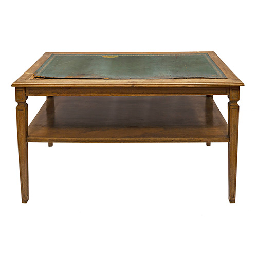 Sub.:3-On - Lote: 41 -  Mesa baja estilo Luis XVI con tapa de cuero.