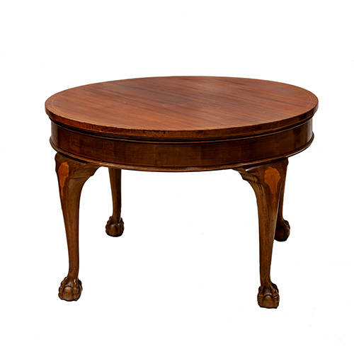 Sub.:3-On - Lote: 47 -  Mesa baja de lateral de sof� con pies de garra y detalles de marquter�a.