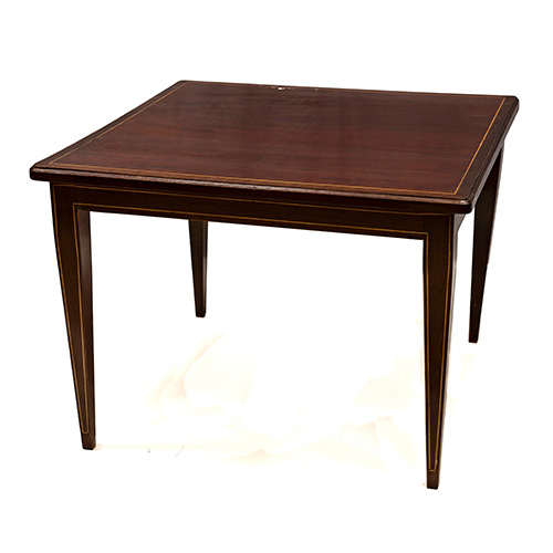 Sub.:3-On - Lote: 51 -  Mesa baja cuadrada lateral de sofa con filo de marqueter�a.