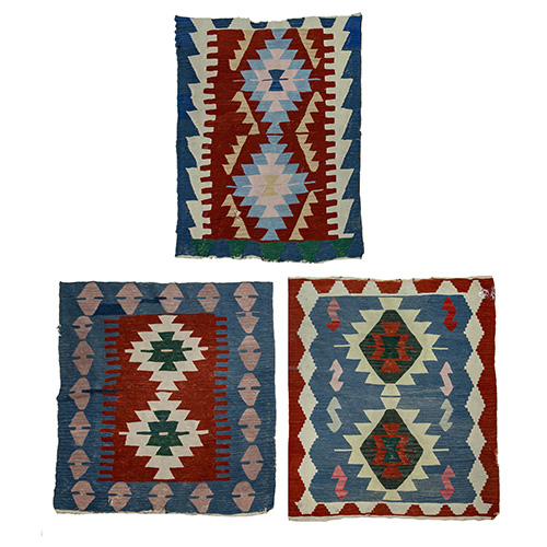 Sub.:3-On - Lote: 110 -  Tres alfombras peque�as de colores. Una con desperfectos.