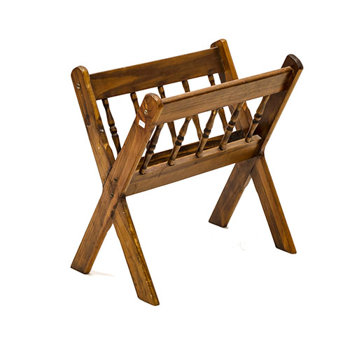 Sub.:3-On - Lote: 61 -  Revistero moderno realizado en madera.