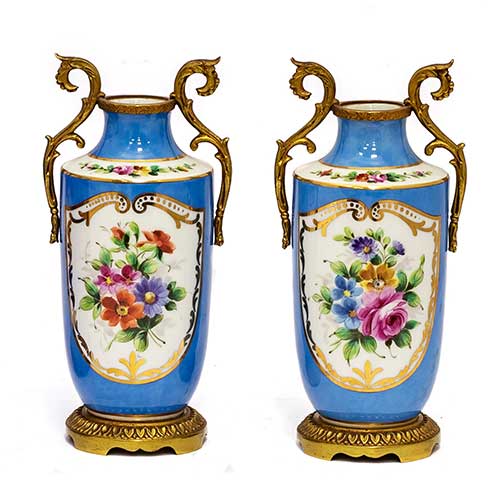 Sub.:3-On - Lote: 339A -  Pareja de jarrones en porcelana francesa azul, con montura de bronce.