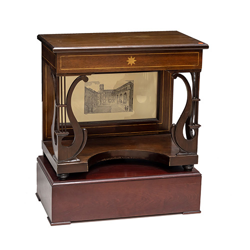 Sub.:3-On - Lote: 19 -  Mesa auxiliar en madera, con marqueter�a de limoncillo en cintura y patas de lira esquinada.